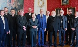 Bundespräsident Alexander Van der Bellen und die Mitglieder der Bischofskonferenz mit Nuntius Pedro Lopez Quintana (4.11.2025)