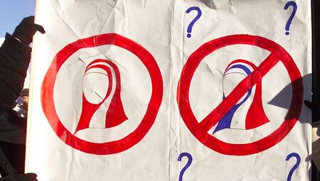 Kopftuchverbot: Bischofskonferenz hat erhebliche rechtliche Bedenken